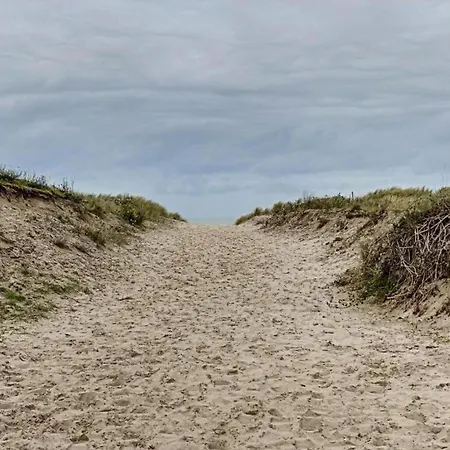 In By The Beach, Cleaning Included Lägenhet *